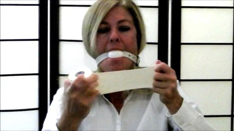 Selfgags classic: Bondage-ausrüstungshändler-würge-demonstration!