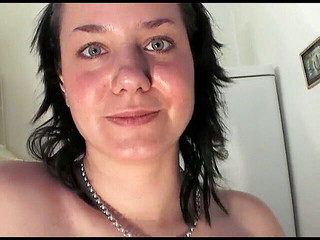 All Those Girlfriends: 可爱的黑发Consuela喜欢展示她性感的身体