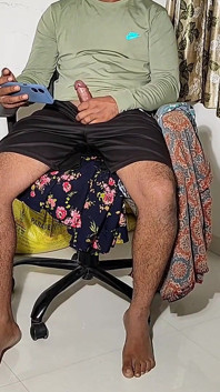 Saya melihat abang ipar saya berpijak dan memegang zakarnya dengan ketat