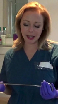 Lateksowe rękawiczki JOI w krześle dentystycznym Niegrzeczna pielęgniarka POV