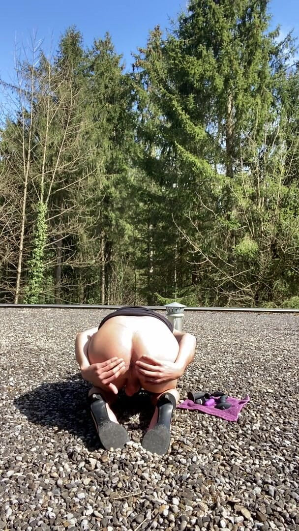 Luca-twink: Sissy bionda in abito e tacchi alti che gioca nel...