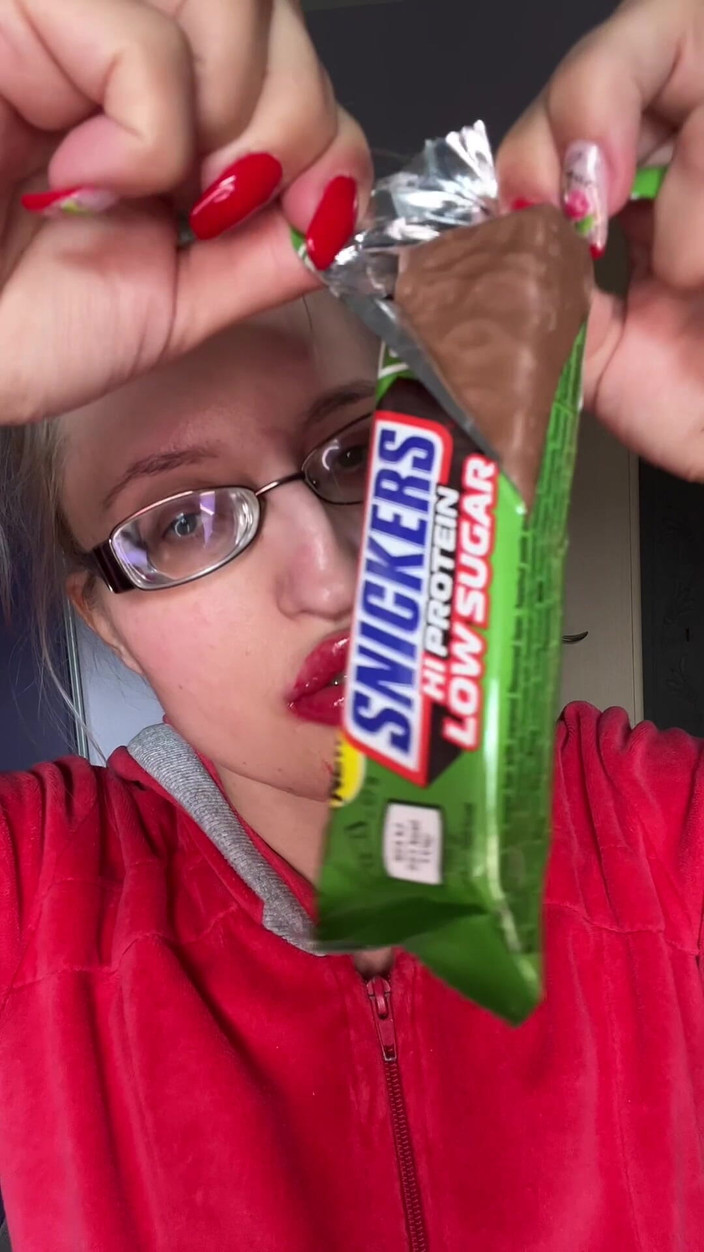 FinDom Goaldigger: दिग्गज बड़े होंठ बड़े चश्मा asmreating snickers प्रोटीन बार