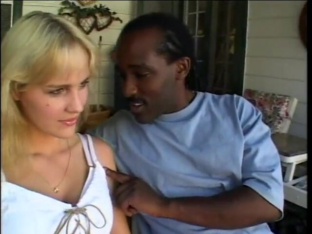 First Black Sexperience: Zlobivá blonďatá kočička Rebecca Starr si užívá s černou kotvou do...