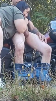 Llevo a Una Chica a Pasear En Moto Y Me Paga Con Su Coño.