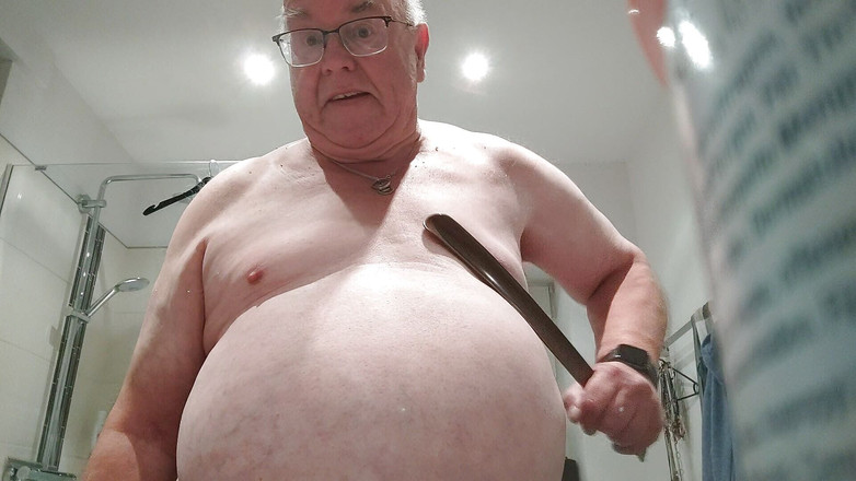 Karlchengeil: Tratando mis tetas y pezones con mi shoespoon de plástico