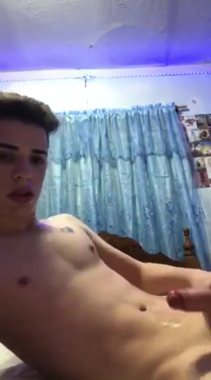 Rent A Gay Productions: Кубинская подросток брызгает себе в рот