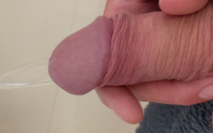 Rockardglans: Dans des toilettes publiques, pisse, branlette et éjaculation - papa rockard