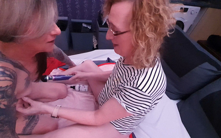 Lucy Essex CD: Pequeña polla de la mariquita Charlotte intenta follar a la...