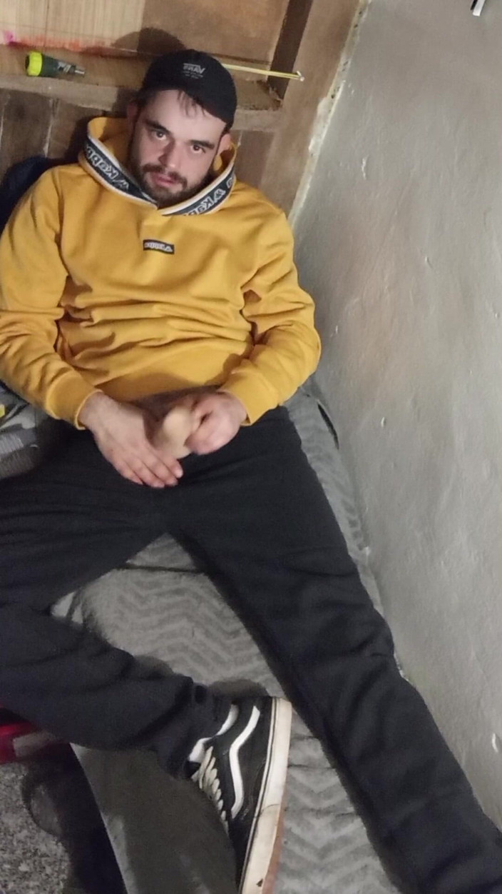 jerkofflover: 오두막에서 침대에서 자위 행위