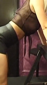 Lelaki bertatah menjolok MILF blonde yang ditutup mata mendalam