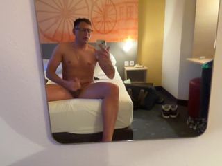 Twinkboy82: Un adorable Allemand se branle tôt le matin dans la...