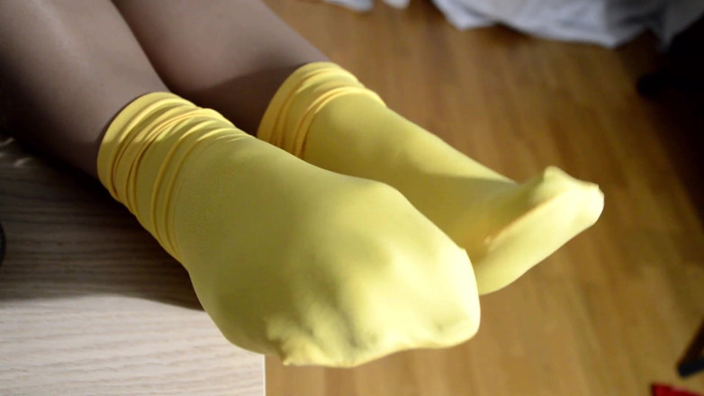Mistress Legs: Yummy yellow socks