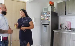 Noleggio un airbnb con la mia troia matrigna - creampie - porno in spagnolo