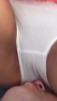 La demi-sœur qui me tente en me pressant les fesses de sa culotte contre mon nez pendant que je suis au travail.