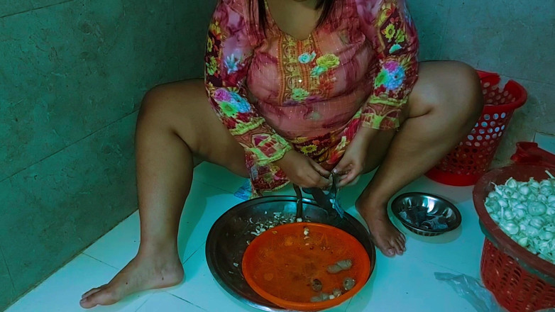 Your Boy's Cum: Desi Bhabhi má obrovský orgasmus v kuchyni, když ji vařím