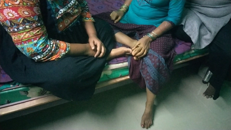 Tamil lesbian: Tři teta mluví v ložnici