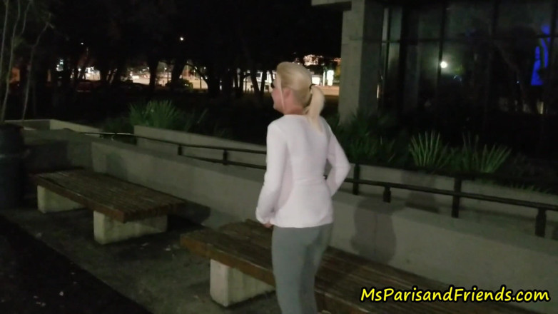 Ms Paris and Friends: Kebogelan awam, melancap dan kencing