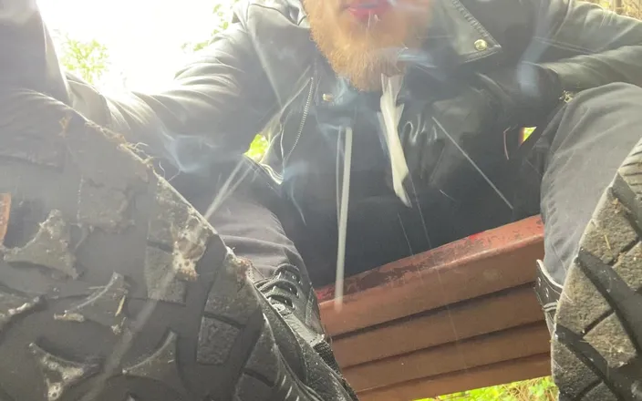 Hunky time: Smoking Leather King Dominant