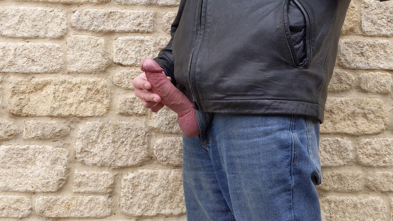 Rockardglans: Outdoor masturbating and cumming wearing leather jacket and jeans