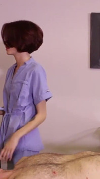 La petite masseuse Lola Fae en a assez des clients par le trou du cul alors elle fait payer celui-ci