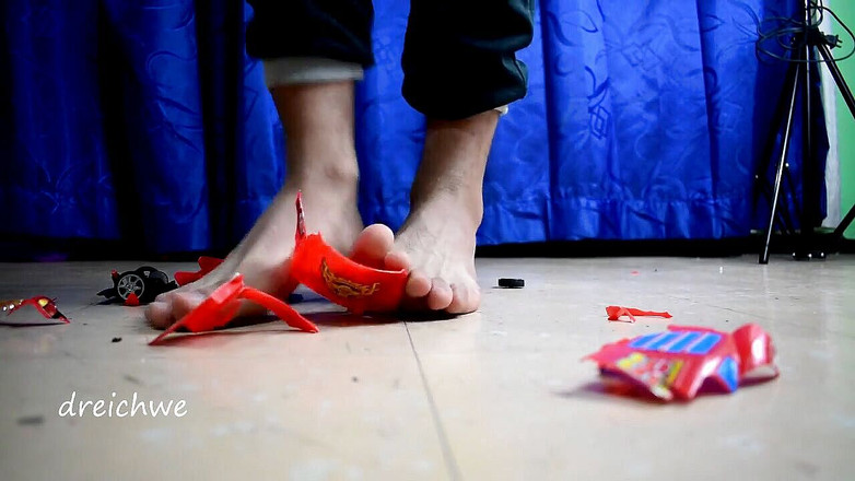 Dreichwe: Destruyendo coche grande con avión de juguete