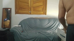 Vivi guedez: Yaramaz kız, ikisine de süssüzce baktı.