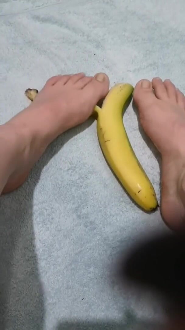 Erotic college: Minha colega de quarto gosta de comer bananas depois do...