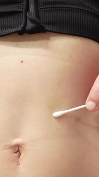 Schau zu, wie ich meinen Bauchnabel mit Q Tips &amp; meinem Finger ficke, ich wette, du wünsch dir, es wäre dein Finger.
