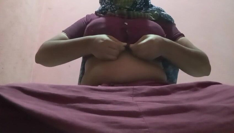 Nazmabd: 德西 vhabi 显示大胸部