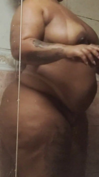 Sexy sprcha sex s touto baculatou dívkou