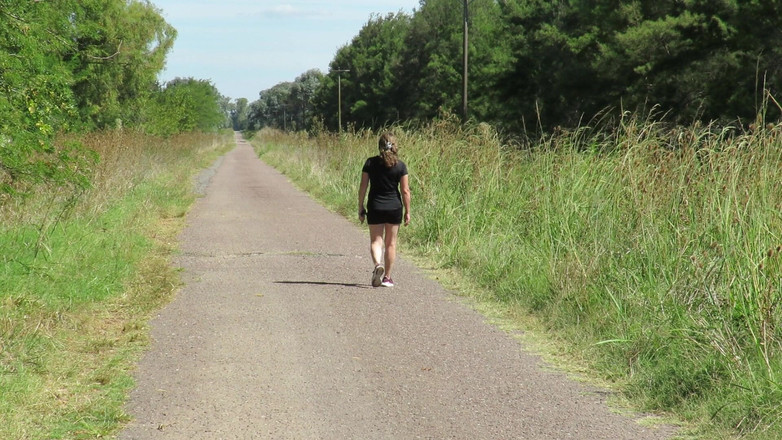 Milfcamsex: Patricia kleedt zich uit onder de zomerzon