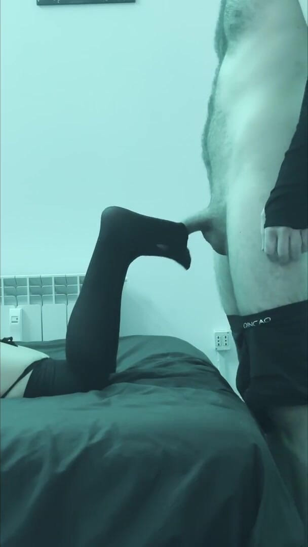 HoneyXScream: Kaki saya memilikinya, kemudian saya membawanya ke dalam mulut saya