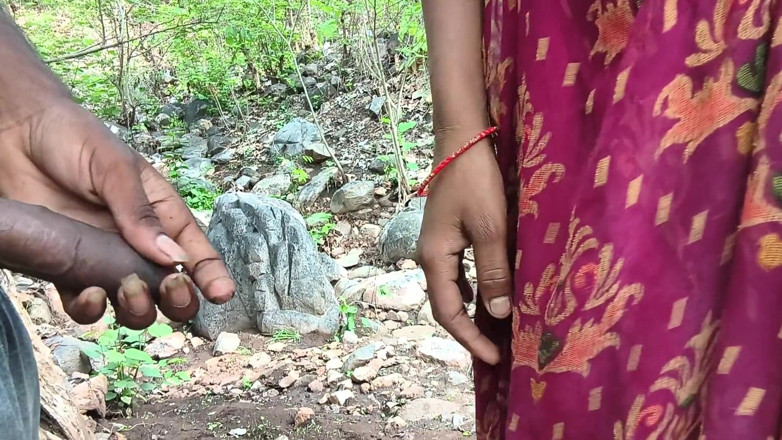 Poonambhabhi village: Hete Bibi Jangl staat tegenover video.