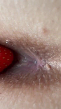 Amatorskie wideo truskawka została umieszczona w szczupłej dupku i ma idealny zapach