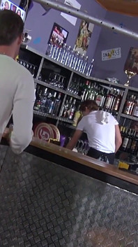 Zákazník dostane drink – a tvrdého ptáka si užívá!