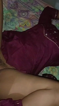 Bu çarpıcı kızıl saçlı orta yaşlı seksi kadında mükemmel göğüsler