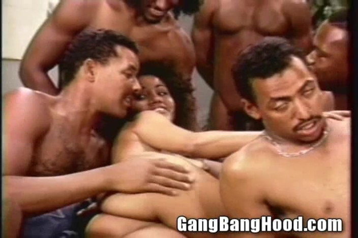 Gang Bang Hood: 80年代の髪、パンケーキ、おっぱい、茶色、ビッチ、黒人、チンコ、叩かれた、BBCギャングファック、ハウスパーティー!