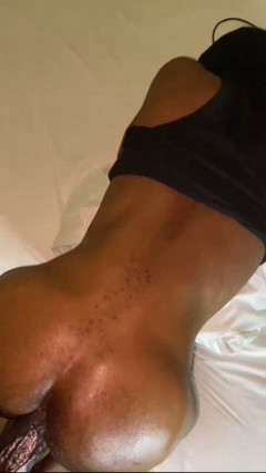 Chief_daddyy: Гетеросексуальный мужик теряет свою девственность в руке черного гомосексуального мужика.