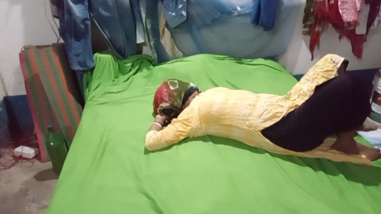 Bengaliauntykichut: Video romantico con una zia desi con un culo caldo...
