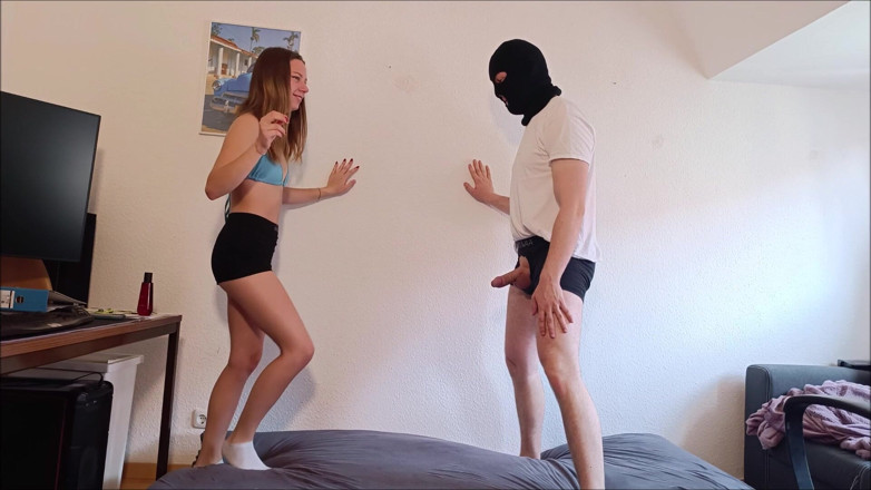 GermanBallsBusted: Ballbusting Im Blauen Bikini Top