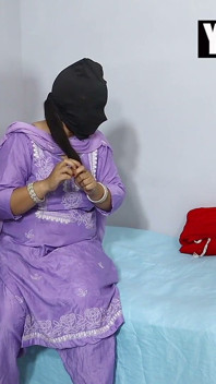 sauteli bahan ko uske sautele bhaee ne bahkaaya jab vah apne kamre men akeli thi