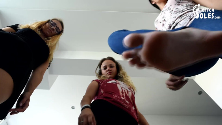 Czech Soles - foot fetish content: Відео від першої особи, дверний апарат для 3 топчучих дівчат