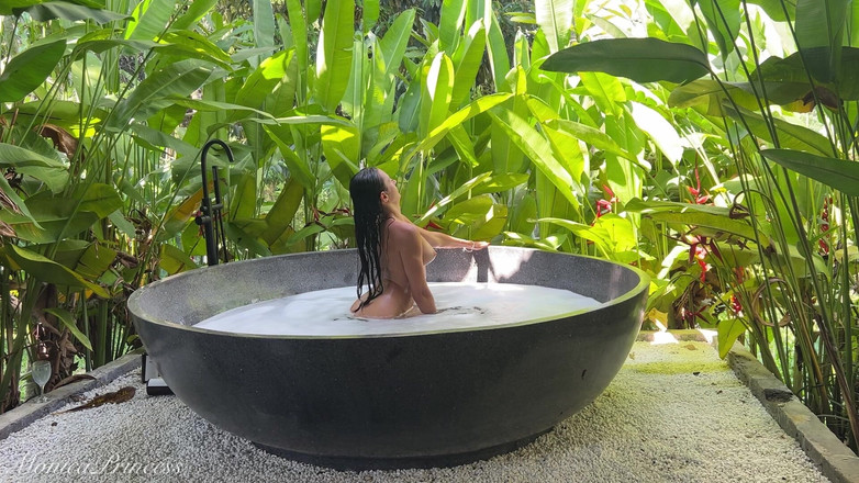 Princess Monica: जंगल स्नान नग्न - पर्दे के पीछे