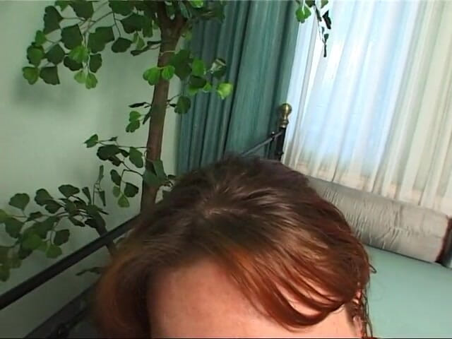 POV Orgasms: Пухлая рыжая показывает свое горячее тело