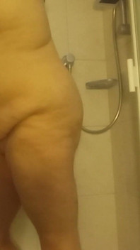 มือสมัครเล่น BBW อายุ 53 ปี อาบน้ําเปลือยและฉี่ตอนจบ - ไม่กรองและจริงจัง