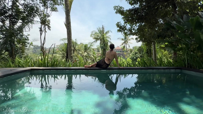 Princess Monica: Necken im durchsichtigen kleid im freien am Pool, Strip