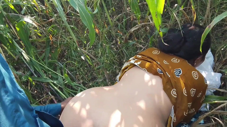 Abida sexy: Tarlada seks yapıyor