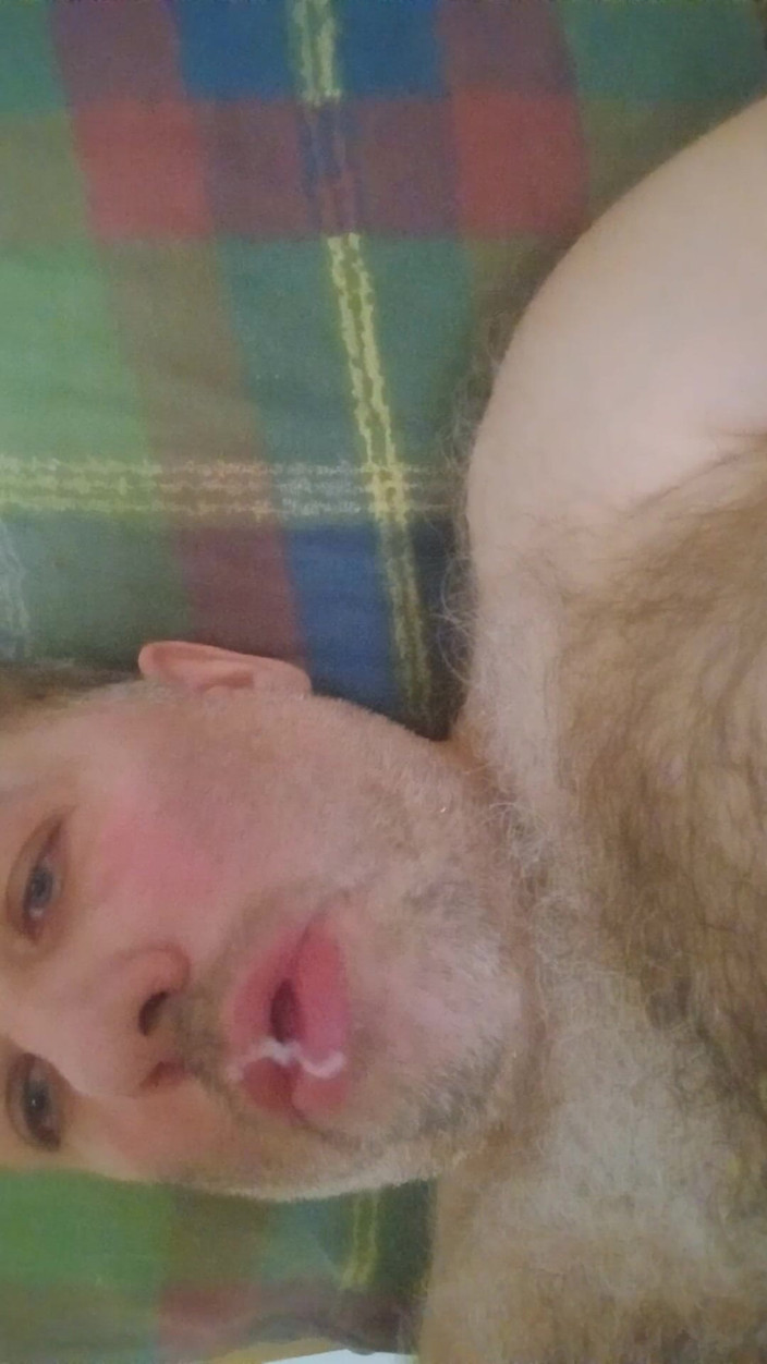 Olandese: Naken kille som ligger på sängen rycker av att cumming...