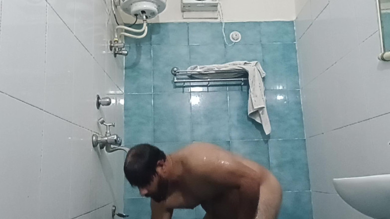 Daddy Dude: भारतीय नग्न डैडी हॉट शॉवर का मजा ले रहे हैं और अपना गीला शरीर दिखा रहे हैं