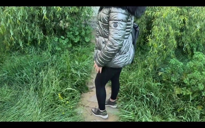 MilfyCalla: 庭師270の私の光沢のあるダウンジャケットにたくさんの精液-プレビュー